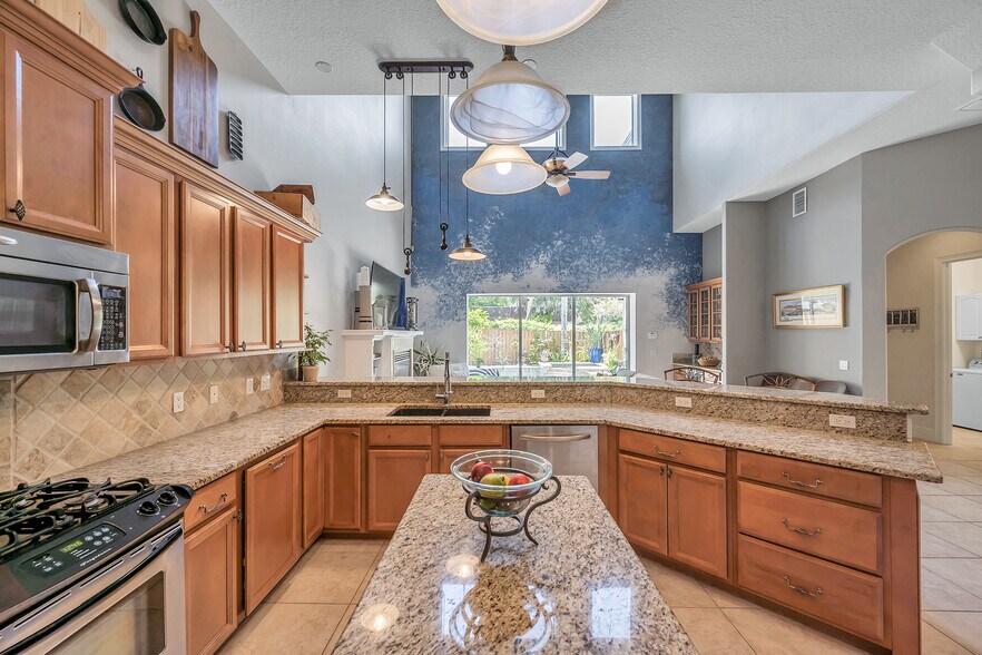 More Photos Of 429 2nd St S, Safety Harbor Specialty For Sale