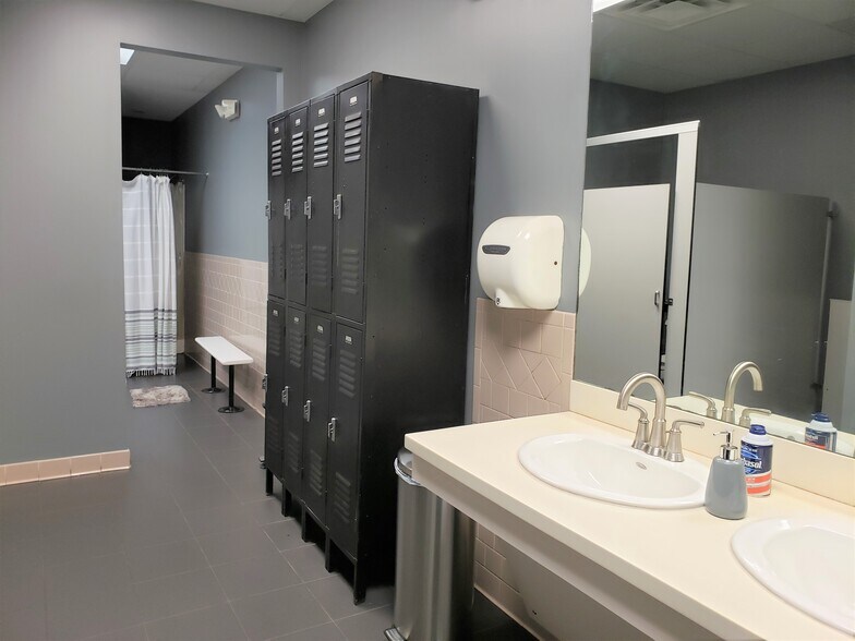 More Photos Of 7840 Roswell Rd, Sandy Springs Office For Sale