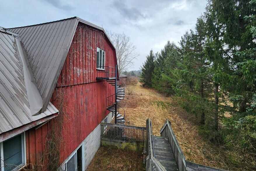 More Photos Of 303 Gunderman Rd, Spencer Flex For Sale