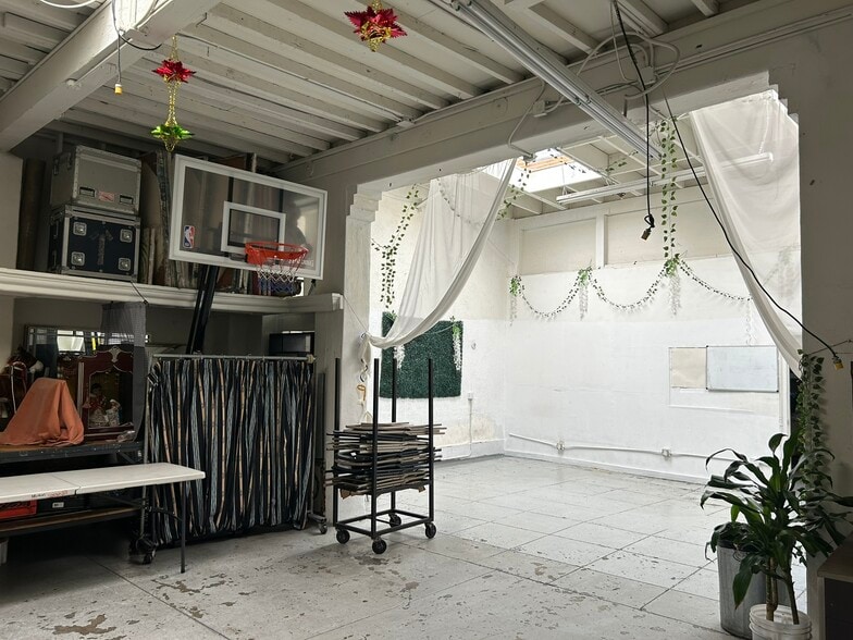 More Photos Of 1856 W Washington Blvd, Los Angeles General Retail For Sale