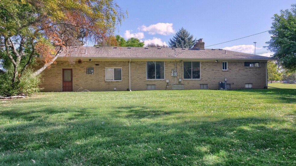 More Photos Of 42431 Mound Rd, Sterling Heights Storefront For Sale