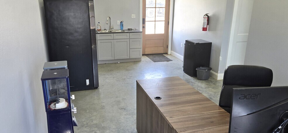 More Photos Of 21360 N Frontage Rd, Iowa Office Residential For Lease