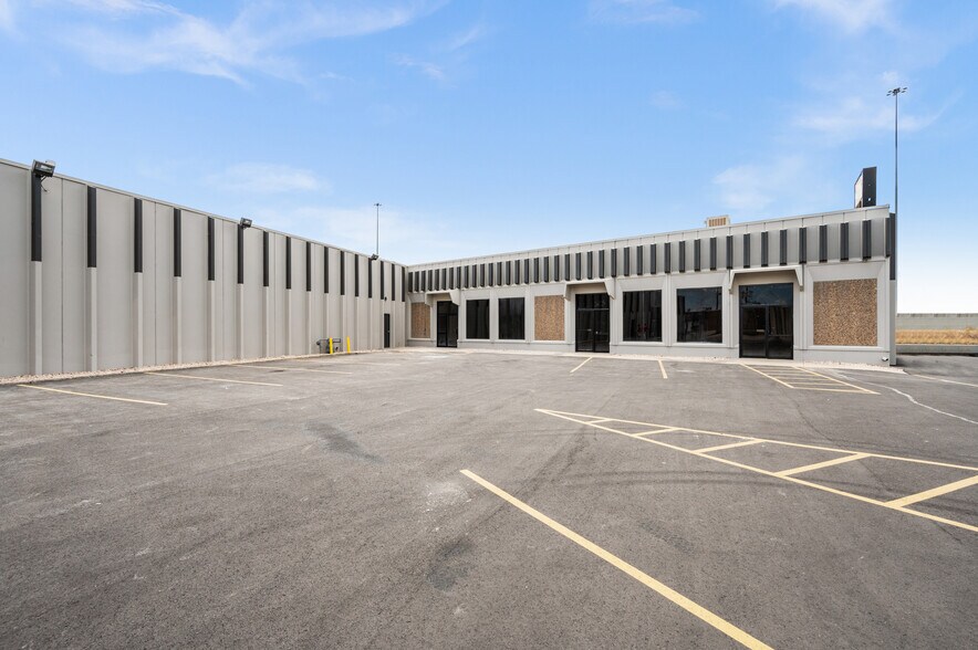 More Photos Of 7050 S 400 W, Midvale Showroom For Lease
