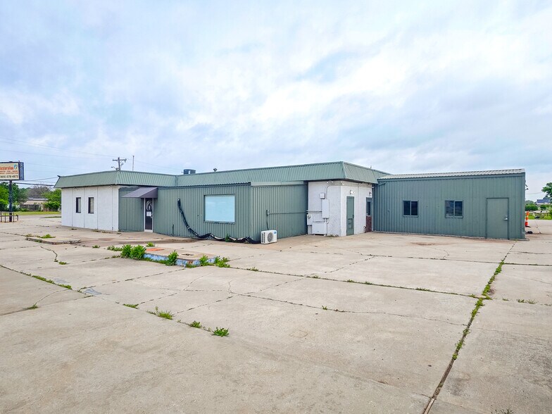 More Photos Of 401 S Ranchwood Blvd, Yukon Flex For Sale