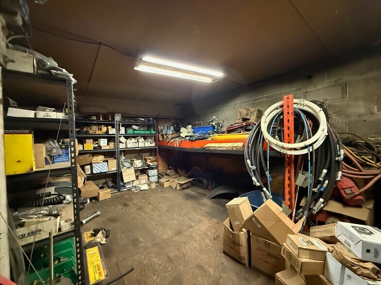 More Photos Of 4278 St Frontenac, Frontenac Auto Repair For Sale