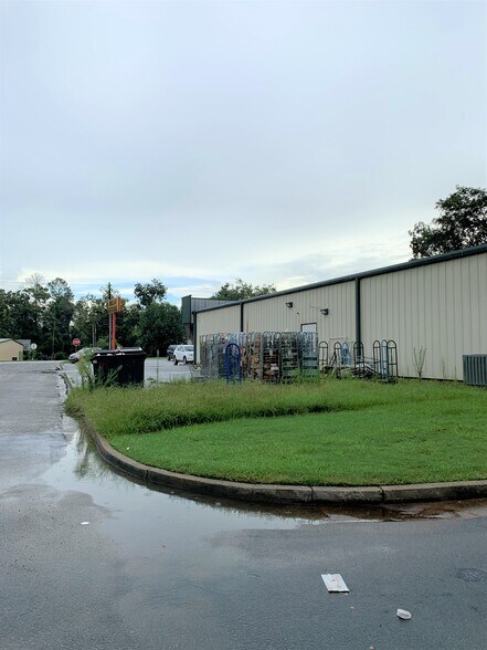 More Photos Of 19276 Hartford St, Edison Freestanding For Sale