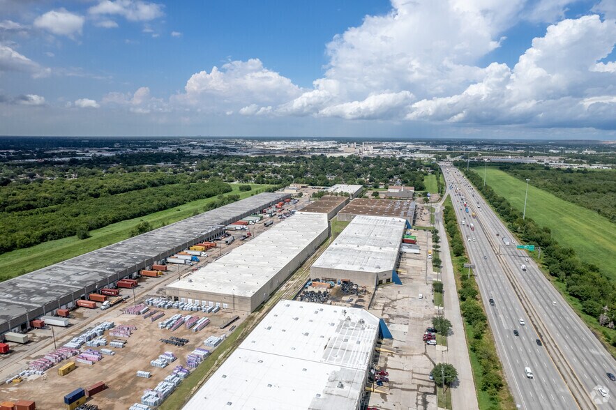 More Photos Of 1805 Turning Basin Dr, Houston Warehouse For Lease