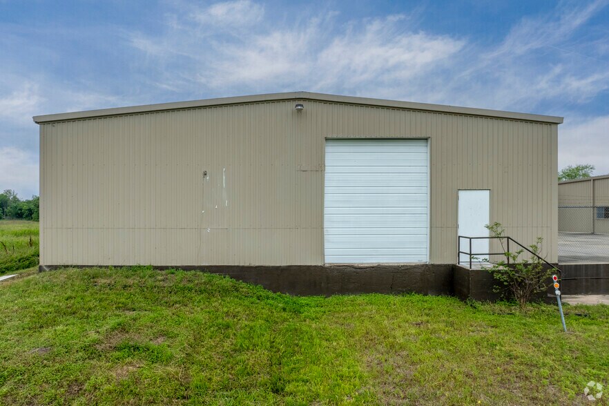 More Photos Of 7002 Bissell Rd, Manvel Manufacturing For Sale
