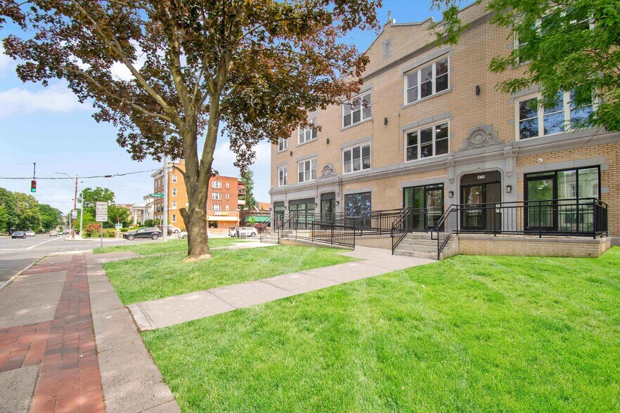 More Photos Of 479 Farmington Ave, Hartford Storefront Retail Residential For Lease