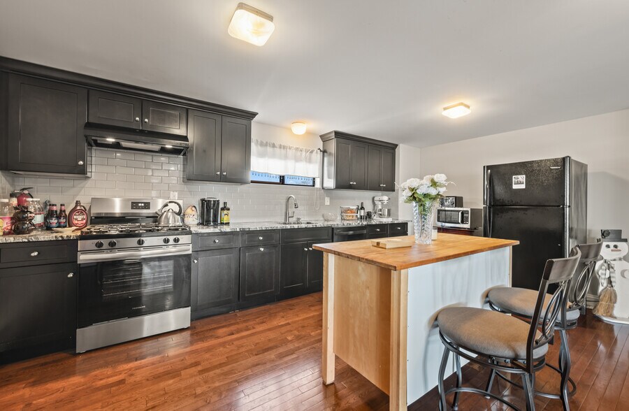 More Photos Of 570 Honeyspot Rd, Stratford General Retail For Sale