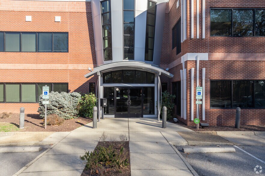 More Photos Of 804 Omni Blvd, Newport News Medical For Lease