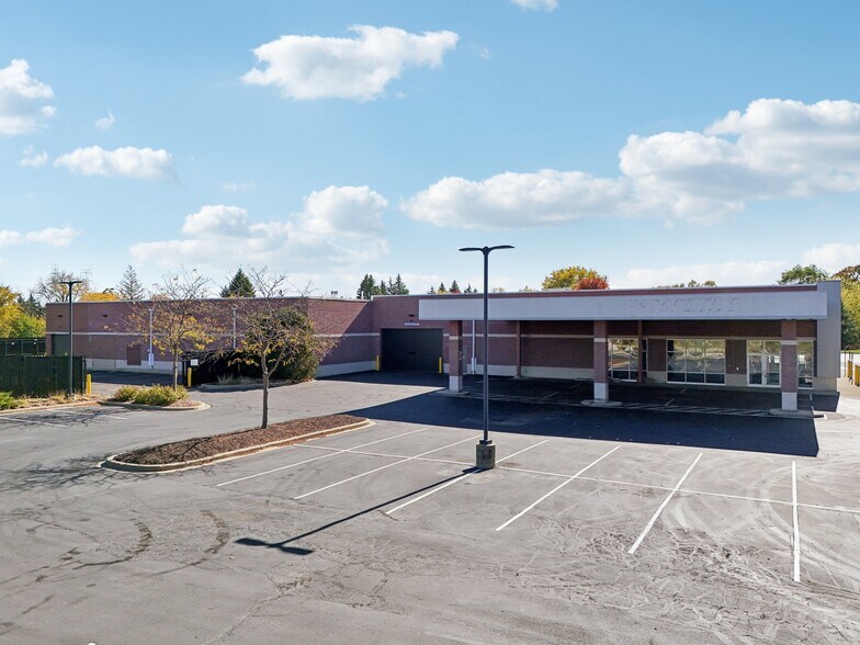 More Photos Of 3442 S 103rd St, Milwaukee Showroom For Sale