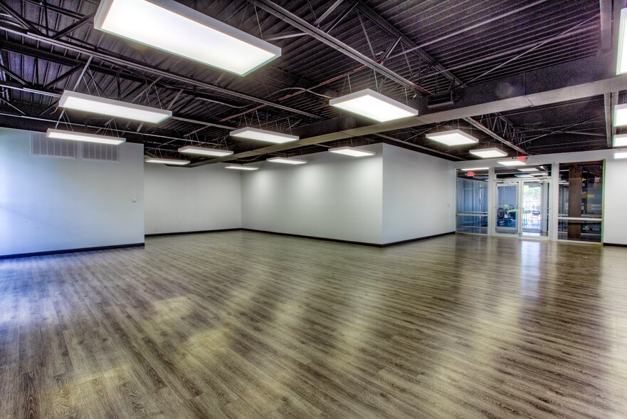 More Photos Of 6464 Brentwood Stair Rd, Fort Worth Office For Sale