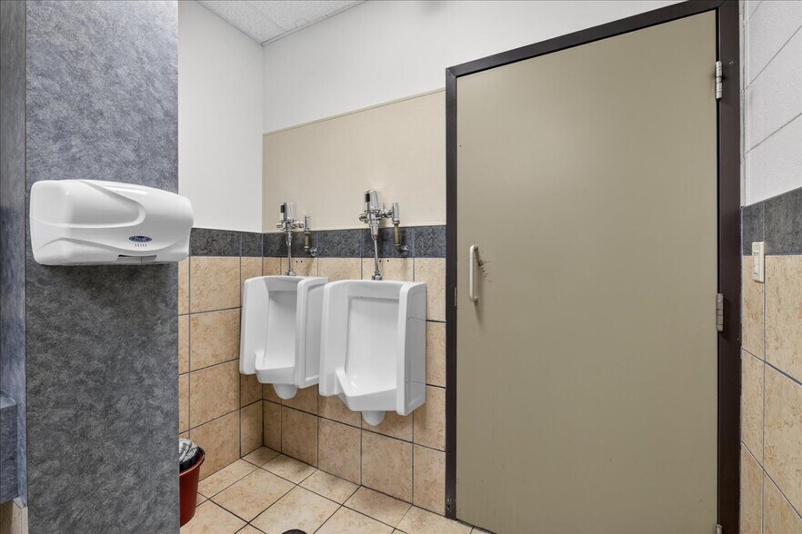 More Photos Of 11831 123 St NW, Edmonton Office For Sale