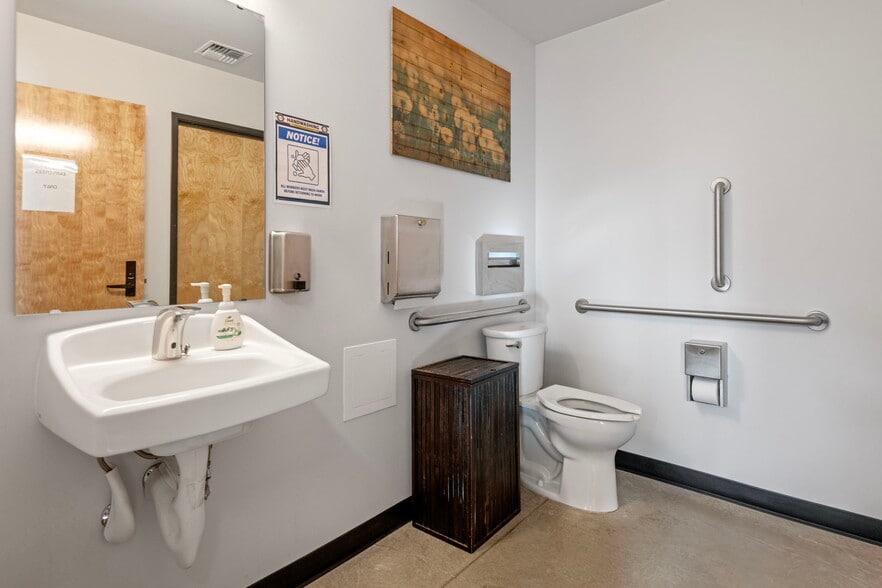 More Photos Of 544 SW 4th St, Redmond Office For Sale