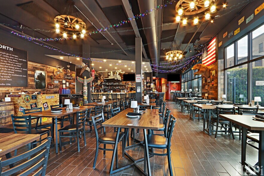More Photos Of 545-547 N Milwaukee Ave, Libertyville General Retail For Sale
