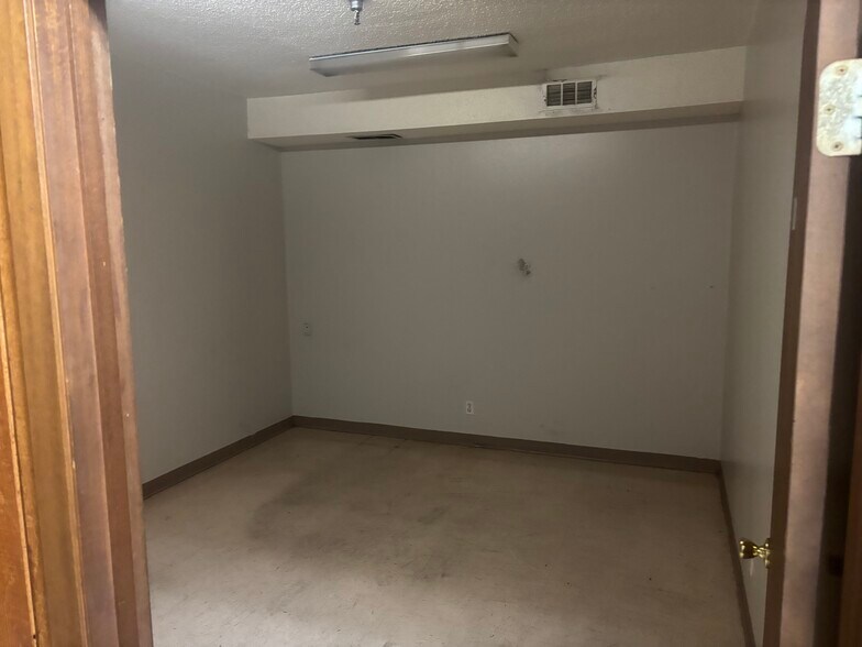 More Photos Of 150 Fox Sauk Rd, Ottumwa Warehouse For Lease