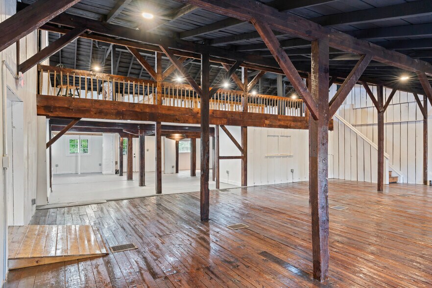 More Photos Of 20704 Ashburn Rd, Ashburn Unknown For Lease