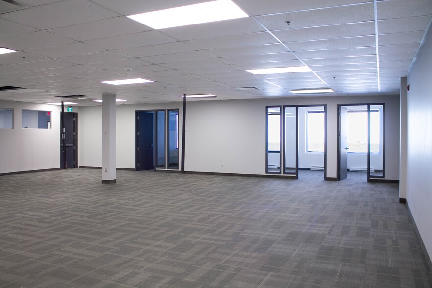 More Photos Of 3695 Aut des Laurentides (A-15) Desste E, Laval Manufacturing For Lease