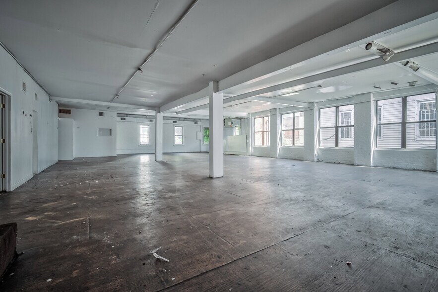 More Photos Of 161 Jamaica Ave, Brooklyn Storefront Retail Office For Lease