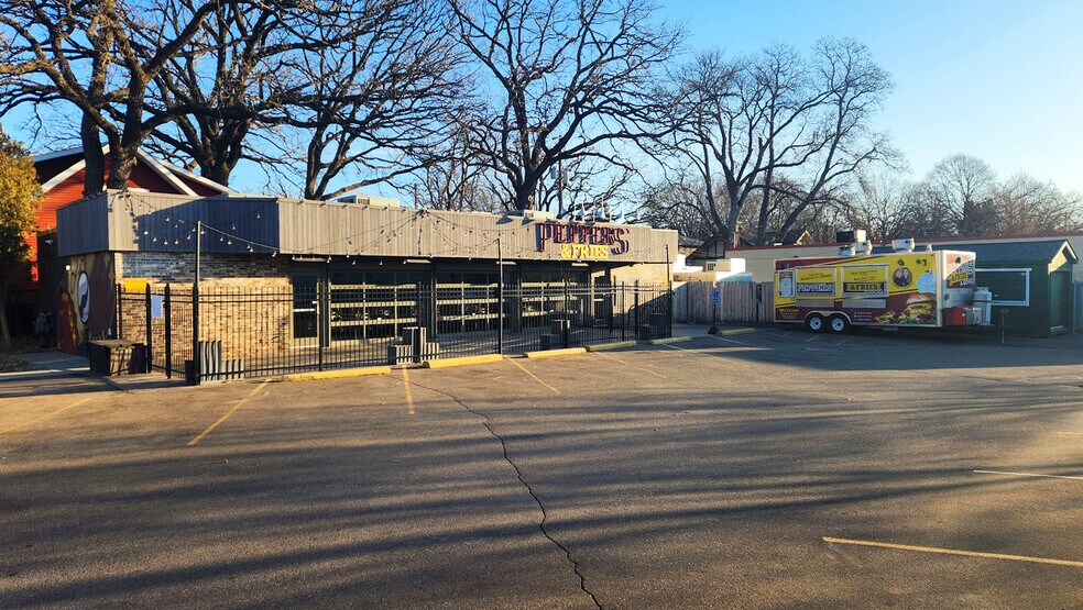 Primary Photo Of 3900-3904 E Lake St, Minneapolis Restaurant For Sale