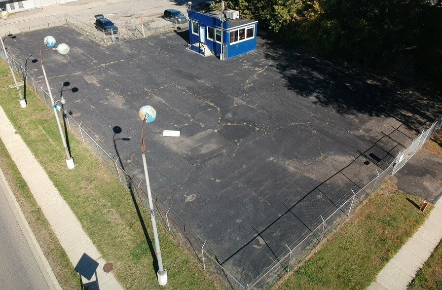 Primary Photo Of 614 E Cesar E Chavez Ave, Pontiac Auto Dealership For Sale