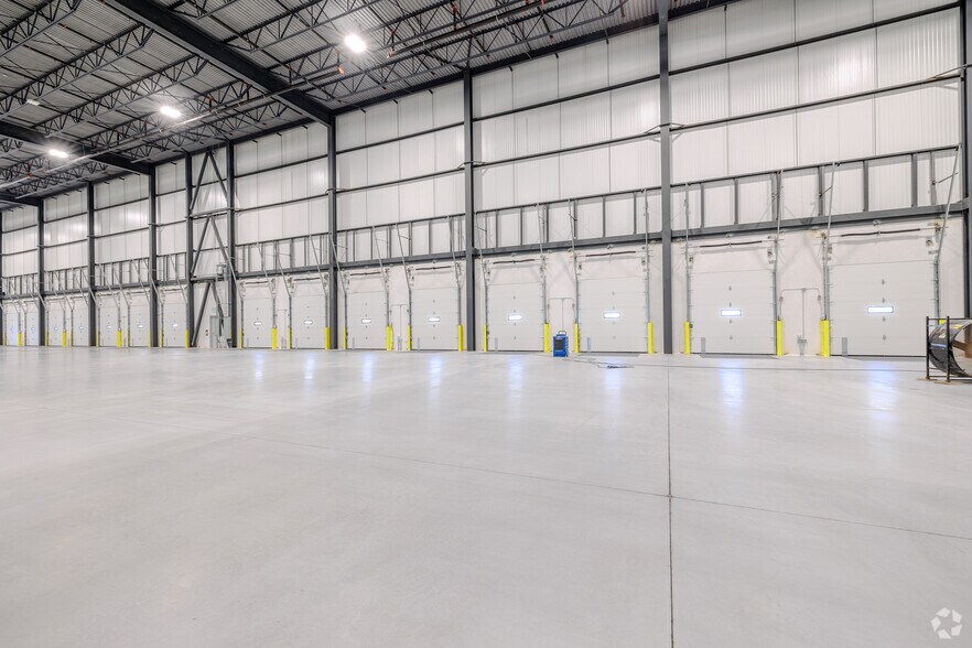 More Photos Of 190 Glover Rd, Hamilton Distribution For Lease