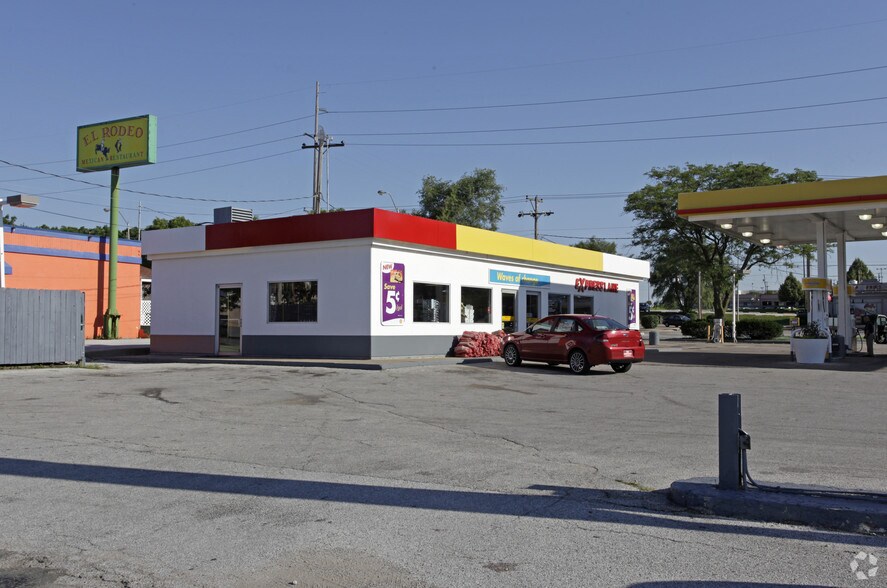 More Photos Of 3560 N Brady St, Davenport Unknown For Lease