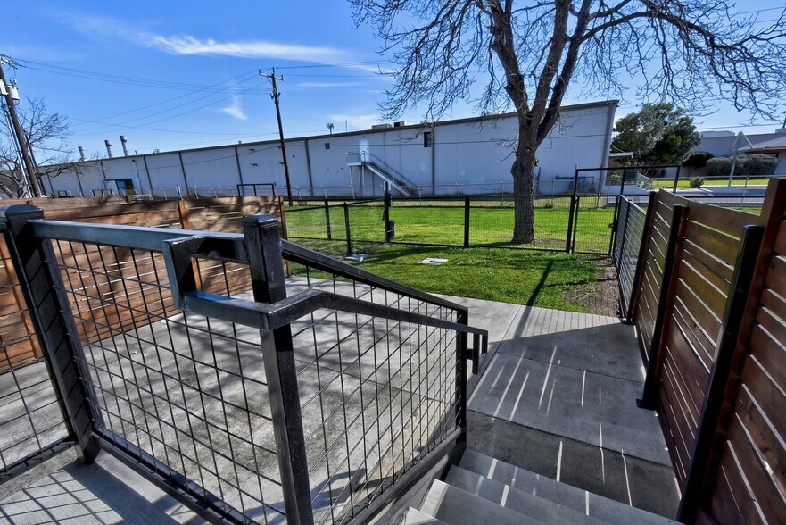 More Photos Of 3363 E Commerce St, San Antonio Warehouse For Sale