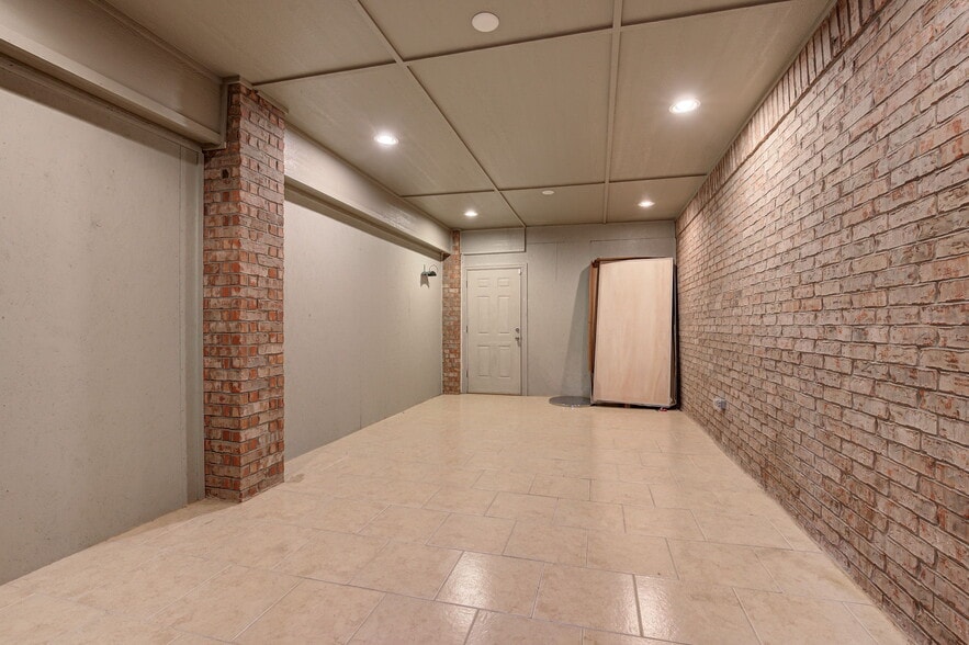 More Photos Of 450 E Main St, Yukon Religious Facility For Sale