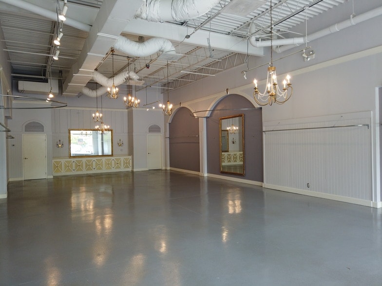 More Photos Of 164 Market St, Charleston Unknown For Lease