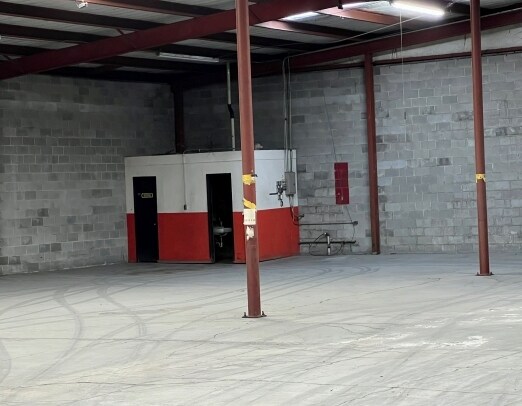 More Photos Of 1110 W Washington St, Paris Warehouse For Lease