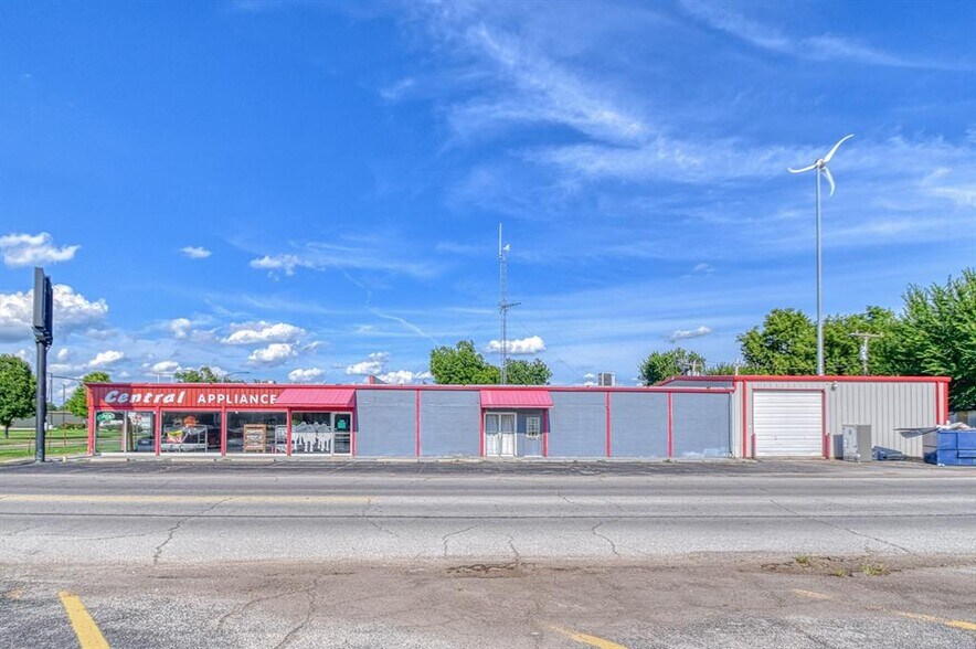 More Photos Of 102 E Central Blvd, Anadarko Freestanding For Sale