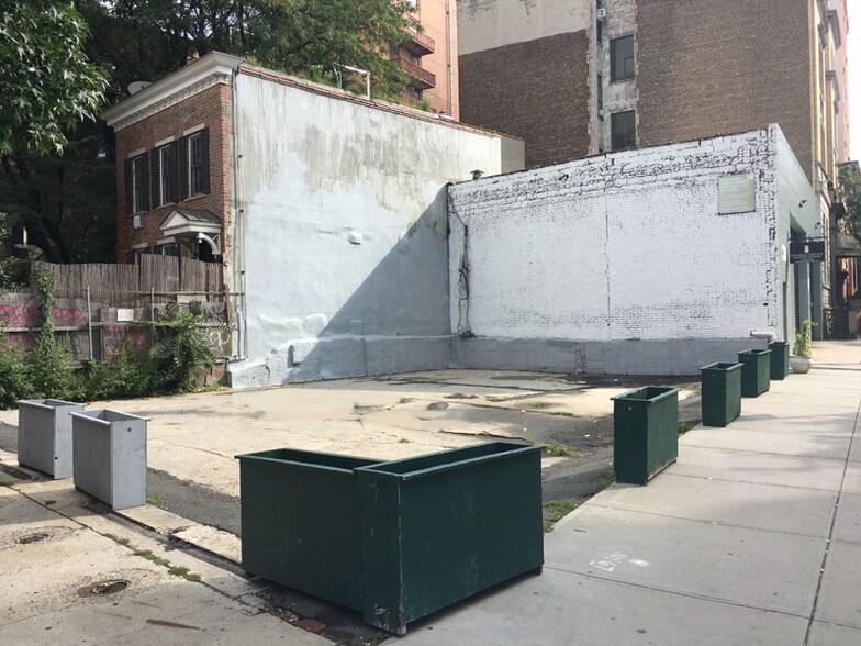 More Photos Of 139 Charles St, New York Storefront For Lease