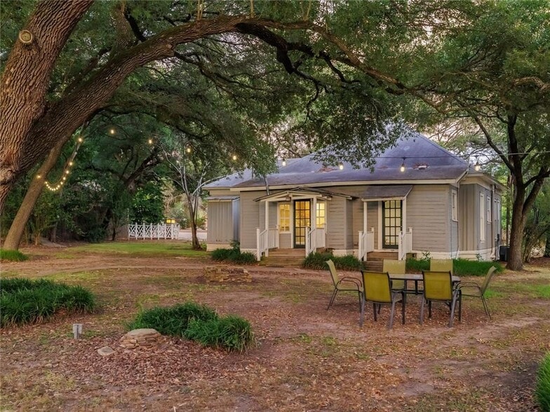 More Photos Of 915 E Cameron Ave, Rockdale Hotel For Sale