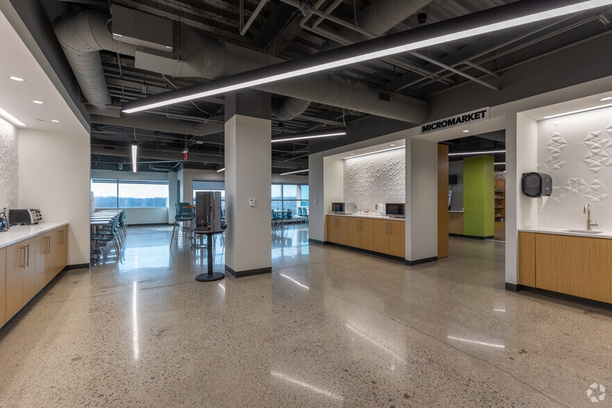 More Photos Of 25300-25330 Telegraph Rd, Southfield Office For Sale