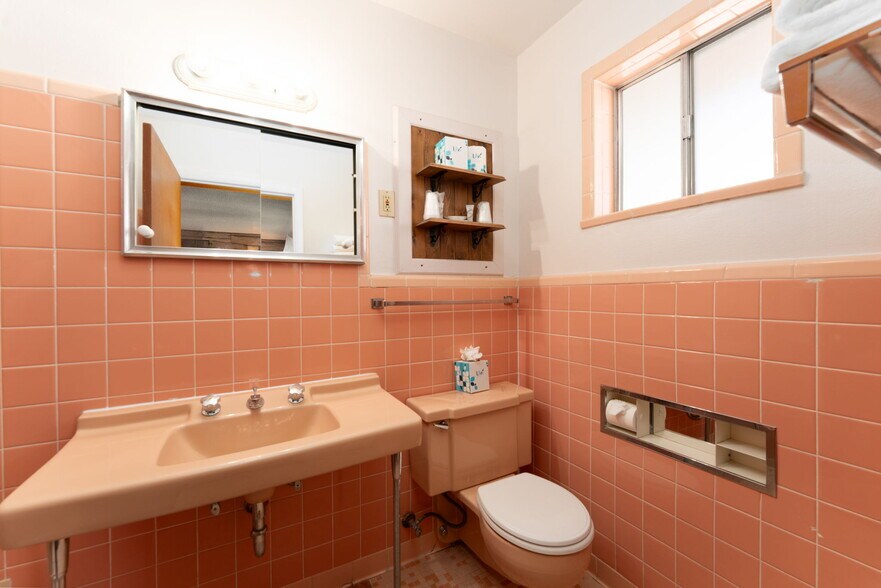 More Photos Of 1624 E Main St, Montrose Hotel For Sale