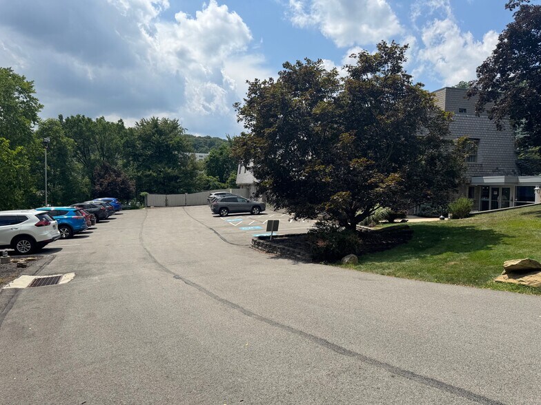 More Photos Of 223 Siebert Rd, Pittsburgh Veterinarian Kennel For Sale