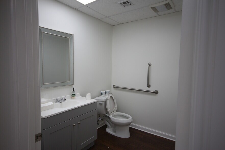 More Photos Of 6124 E 51st Pl, Tulsa Unknown For Lease
