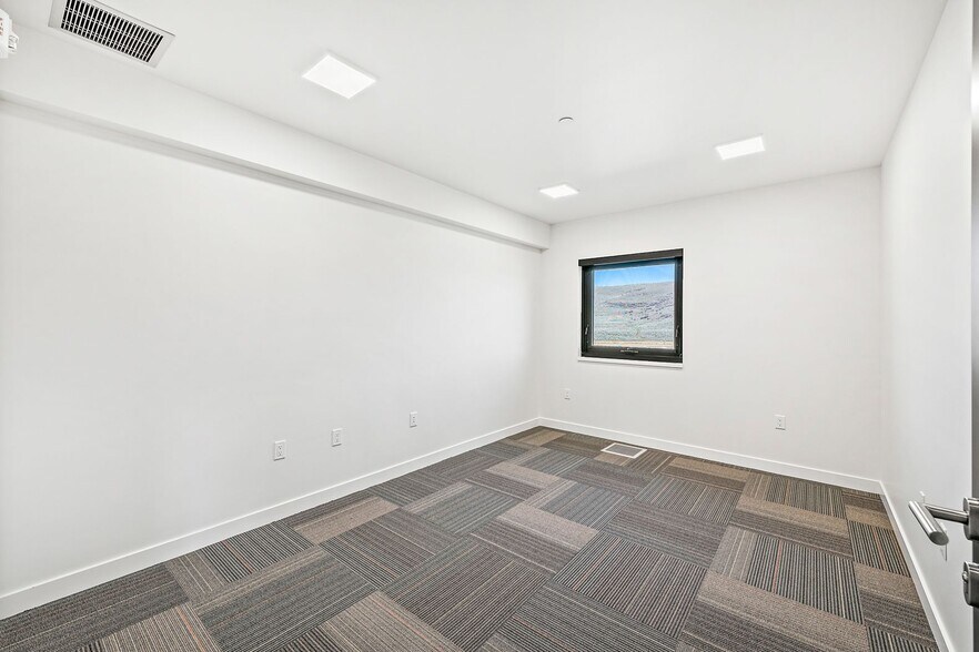 More Photos Of 4376 Forestdale Dr, Park City Flex For Sale