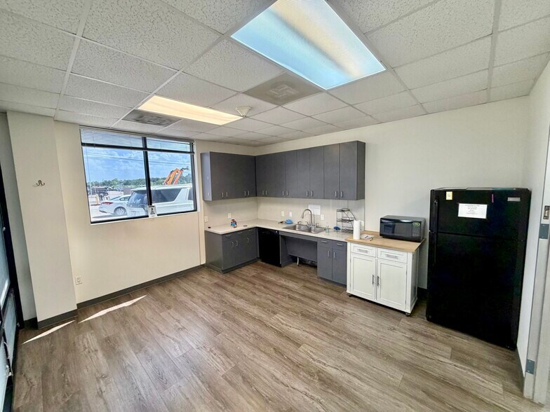 More Photos Of 18155 Chisholm Trl, Houston Warehouse For Lease