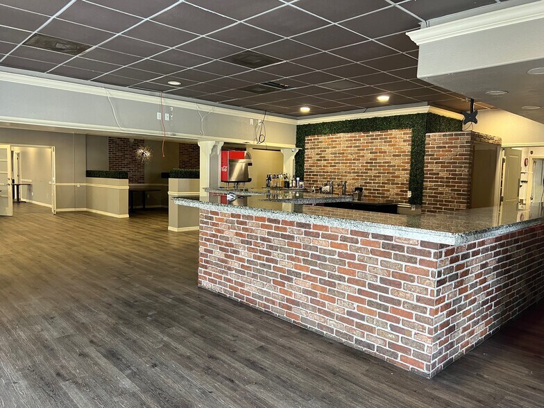 More Photos Of 7050 Winkler Rd, Fort Myers Restaurant For Lease