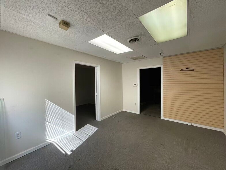 More Photos Of 1007 Norwalk St, Greensboro Warehouse For Lease