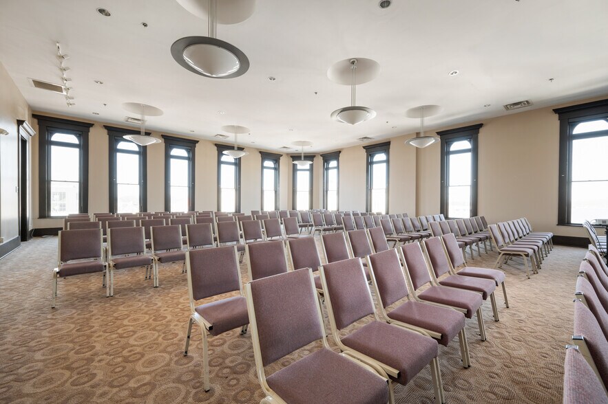 More Photos Of 108 S Walnut St, Muncie Office For Sale