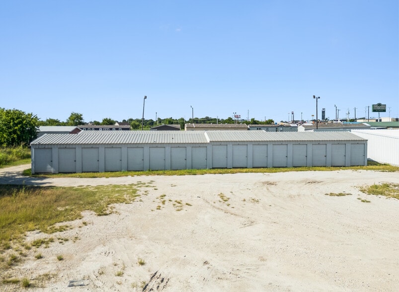 More Photos Of 1309 N Stemmons St, Sanger Self Storage For Sale
