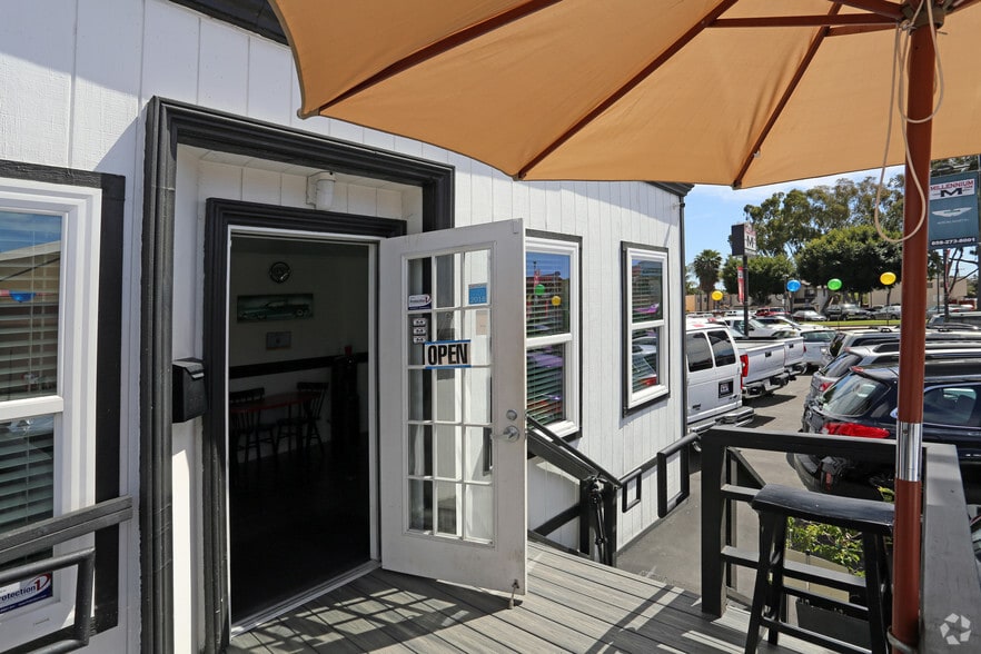 More Photos Of 2730 Garnet Ave, San Diego Auto Dealership For Sale