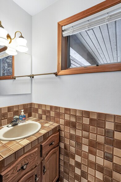 More Photos Of 420-422 Main Street St, Riggins Specialty For Sale