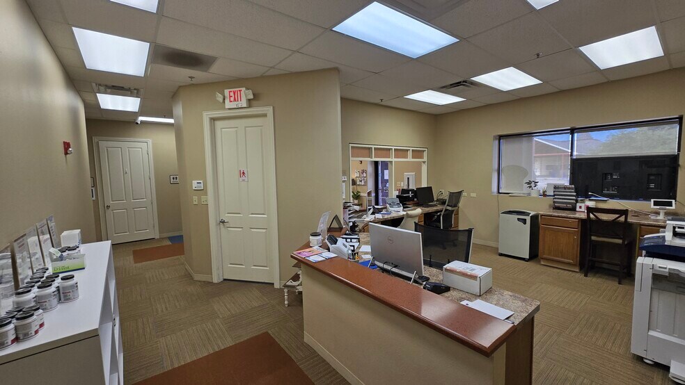 More Photos Of 117-133 W Parkwood Ave, Friendswood Storefront For Lease