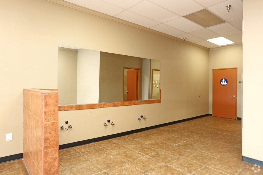 More Photos Of 9433-9447 N Fort Washington Rd, Fresno Unknown For Lease