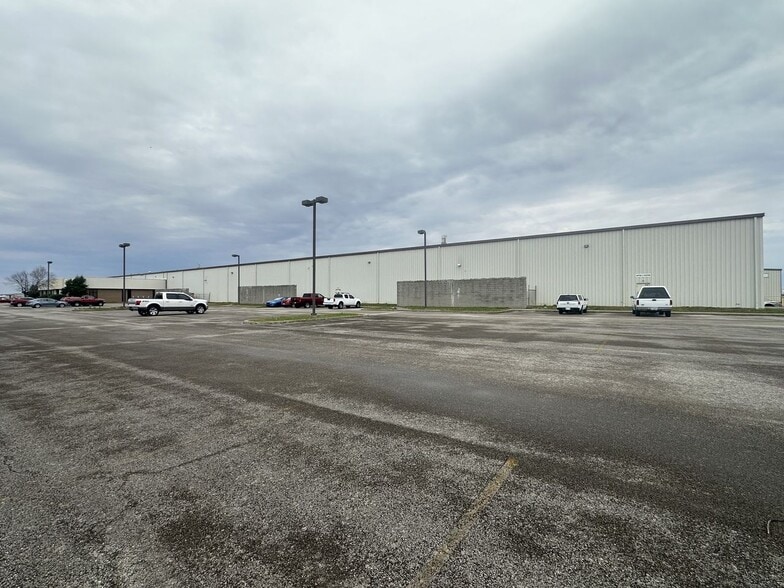 More Photos Of 3001 Tamarack Rd, Owensboro Distribution For Sale